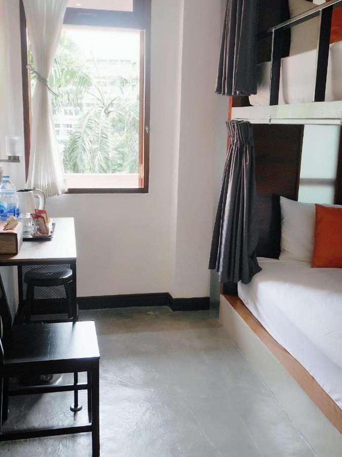Tiny Taladnoi Hostel Bangkok Exterior photo